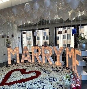 Meet your Posher, Decorations